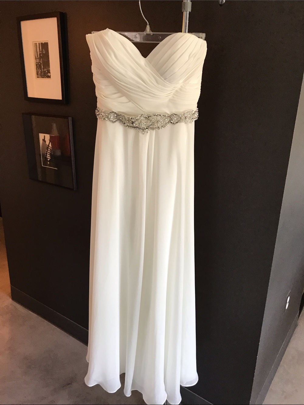 Allure Bridals White strapless wedding dress with sweetheart neckline